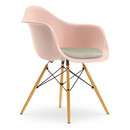 Eames Plastic Armchair RE DAW, Rose pâle, Avec coussin d'assise, Gris chaud / ivoire, Version standard - 43 cm, Érable nuance de jaune