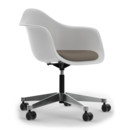 Eames Plastic Armchair RE PACC, Coton blanc, Avec coussin d'assise, Gris chaud / marron marais