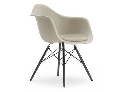 Eames Plastic Armchair RE DAW Galet|Avec coussin d'assise|Gris chaud / ivoire|Version standard - 43 cm|Érable noir