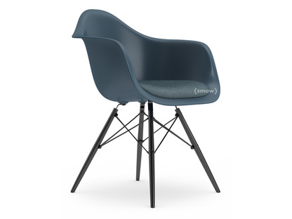 Eames Plastic Armchair RE DAW Bleu océan|Avec coussin d'assise|Bleu glacier / marron marais|Version standard - 43 cm|Érable noir