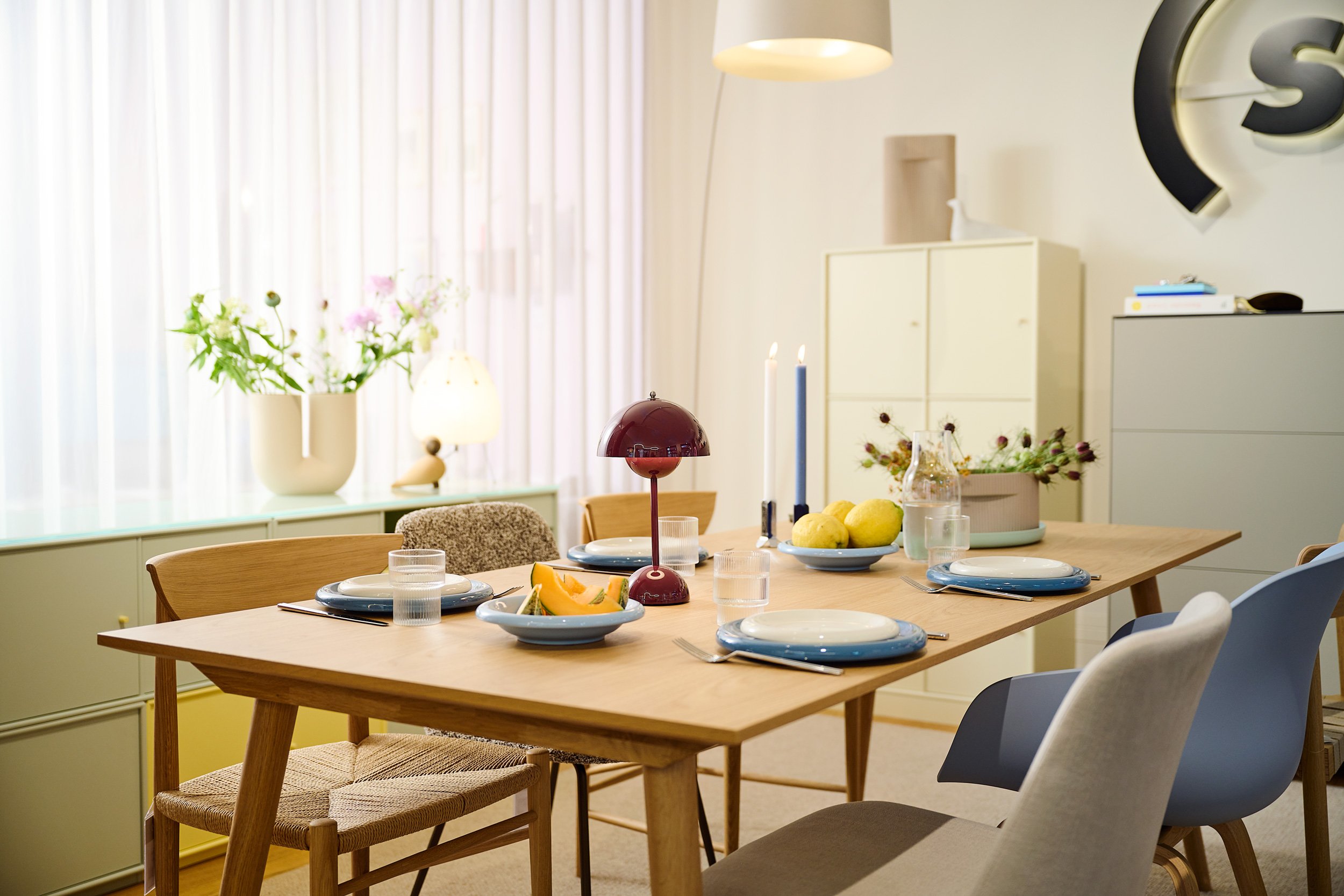 Aménagement salle à manger avec des classiques du design chez smow Hambourg