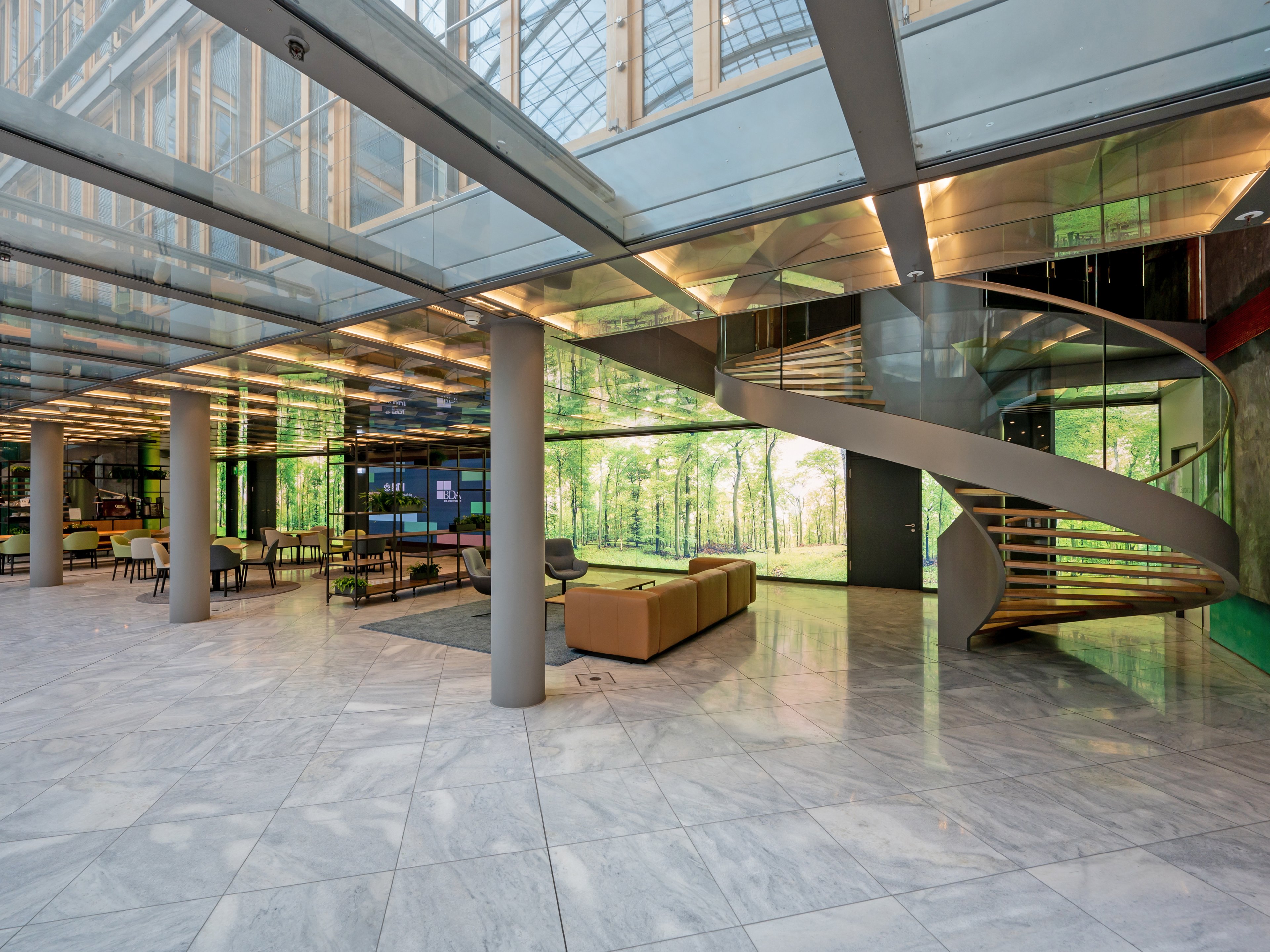 Architecture moderne : zone d'entrée de la Bundesvereinigung der Deutschen Arbeitgeberverbände (BDA) et de la Bundesverband der Deutschen Industrie (BDI).