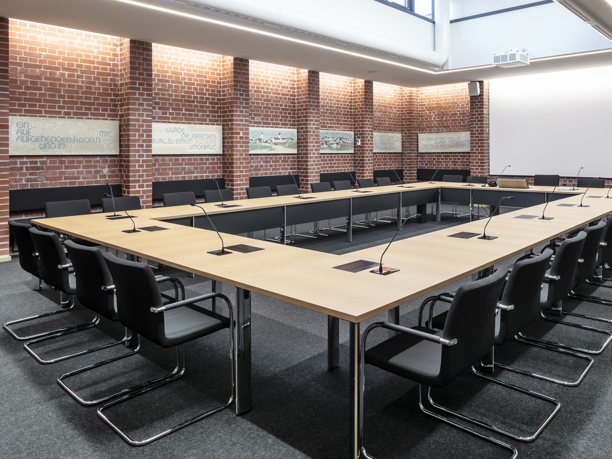 Salle de conférence avec chaises Thonet