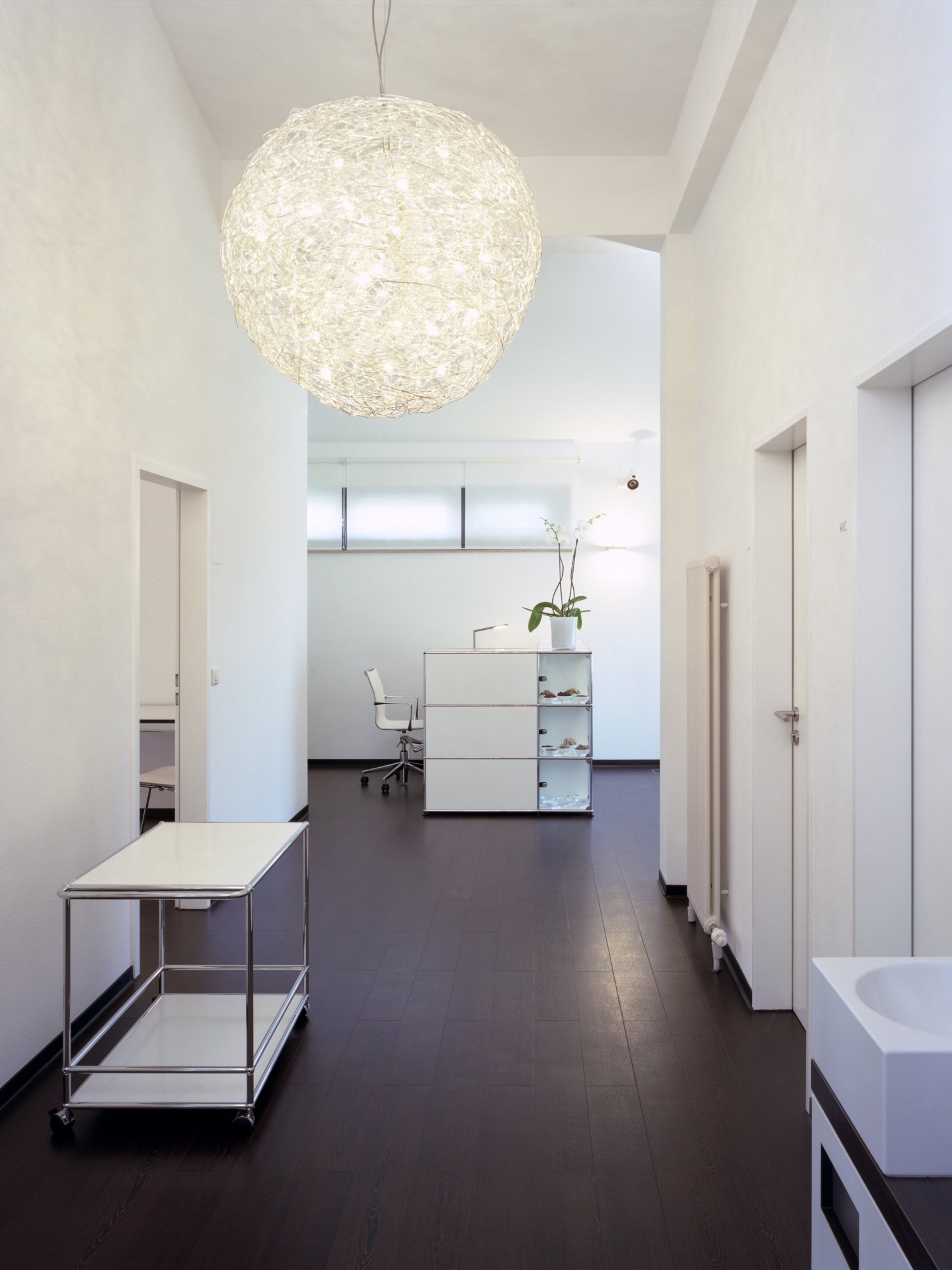 Espace d'accueil d'un cabinet avec mobilier USM
