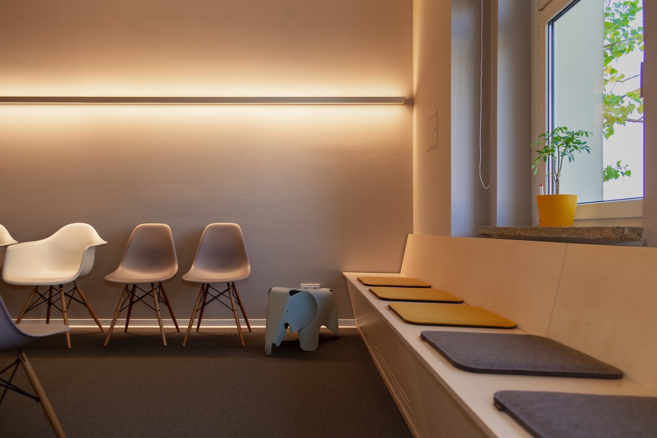 Salle d'attente avec un concept d'éclairage et de couleurs harmonieuses