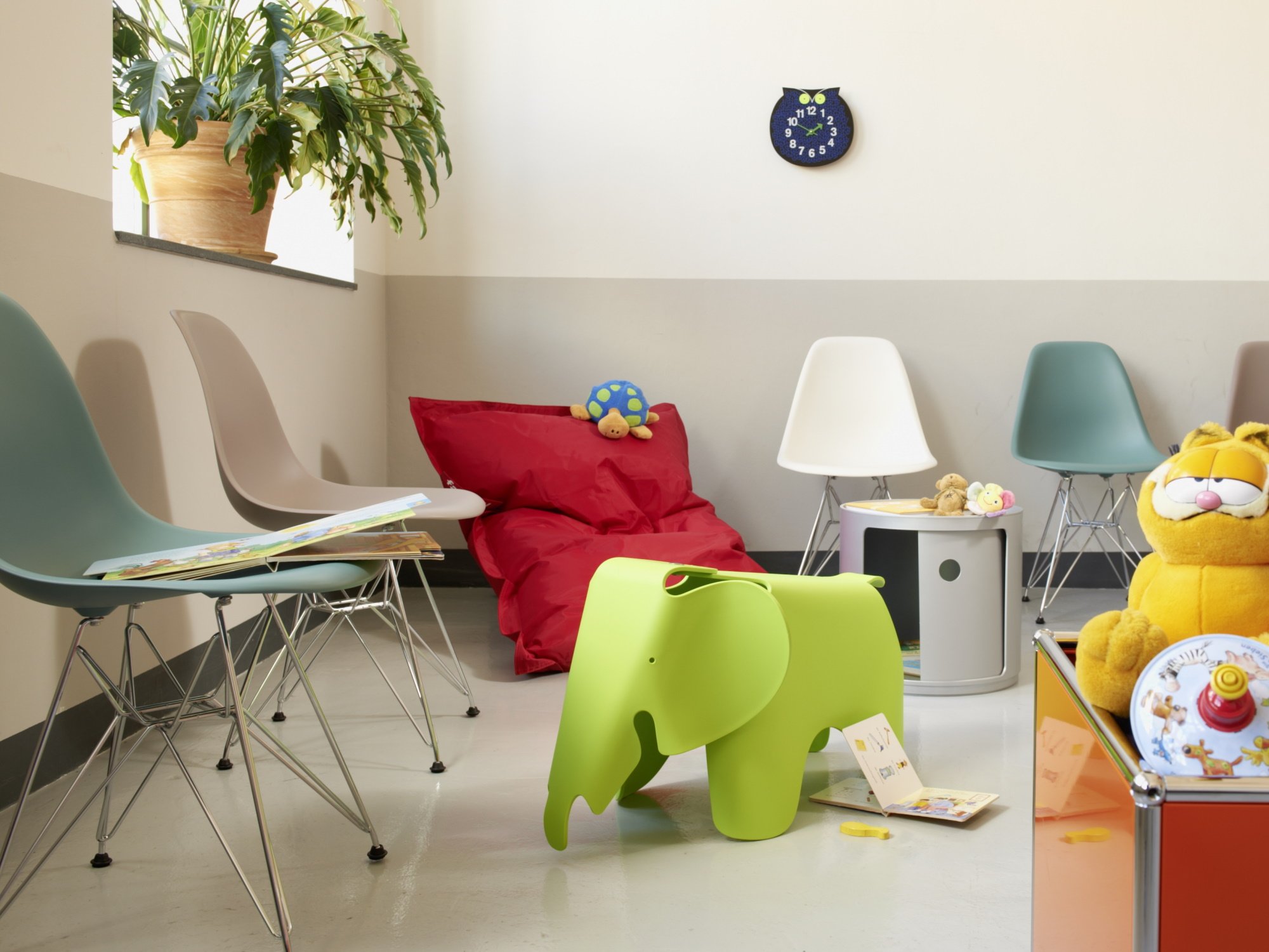 Salle d'attente avec meubles Vitra