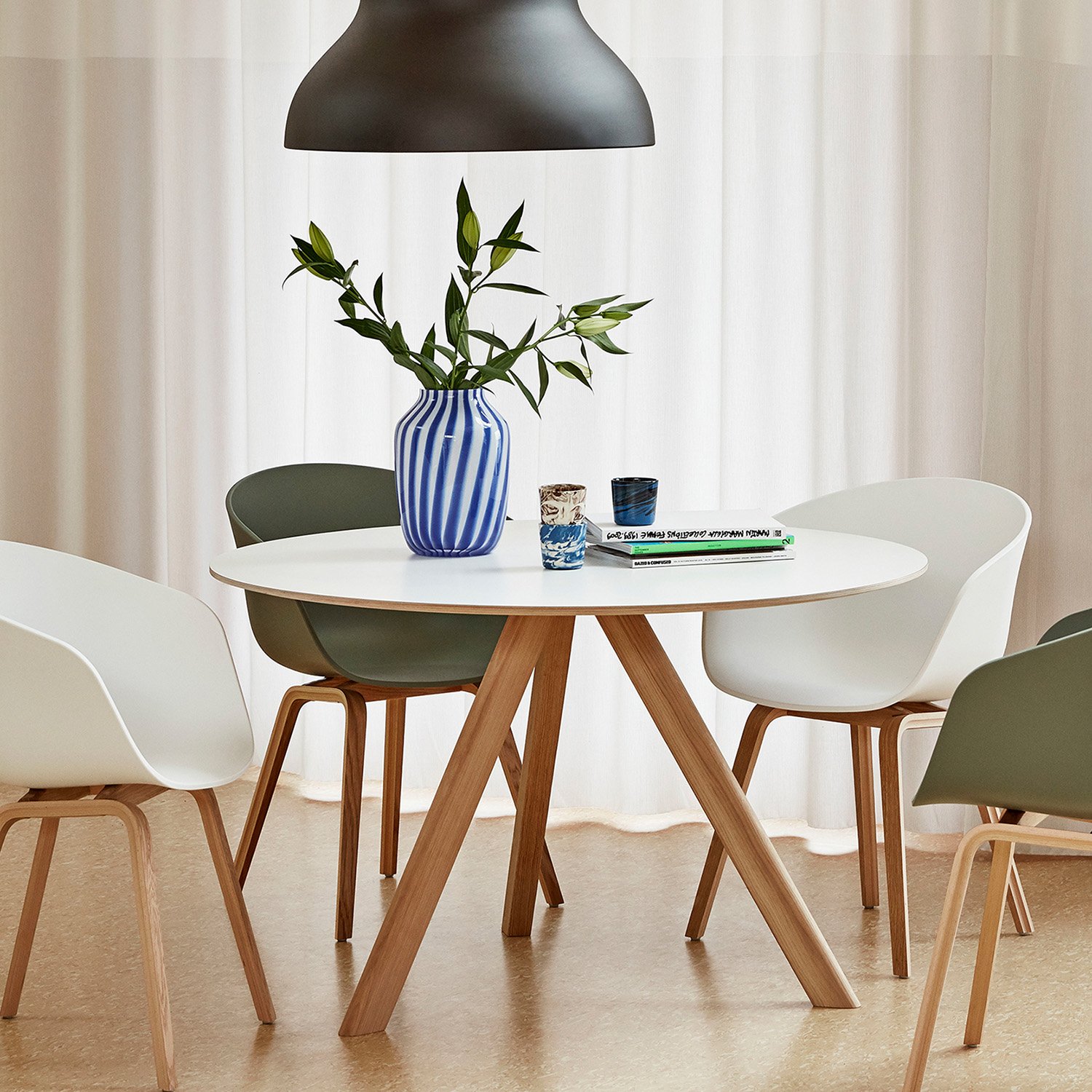 Copenhague Round Table CPH20, Ø 120 x H 74, Chêne laqué, Placage