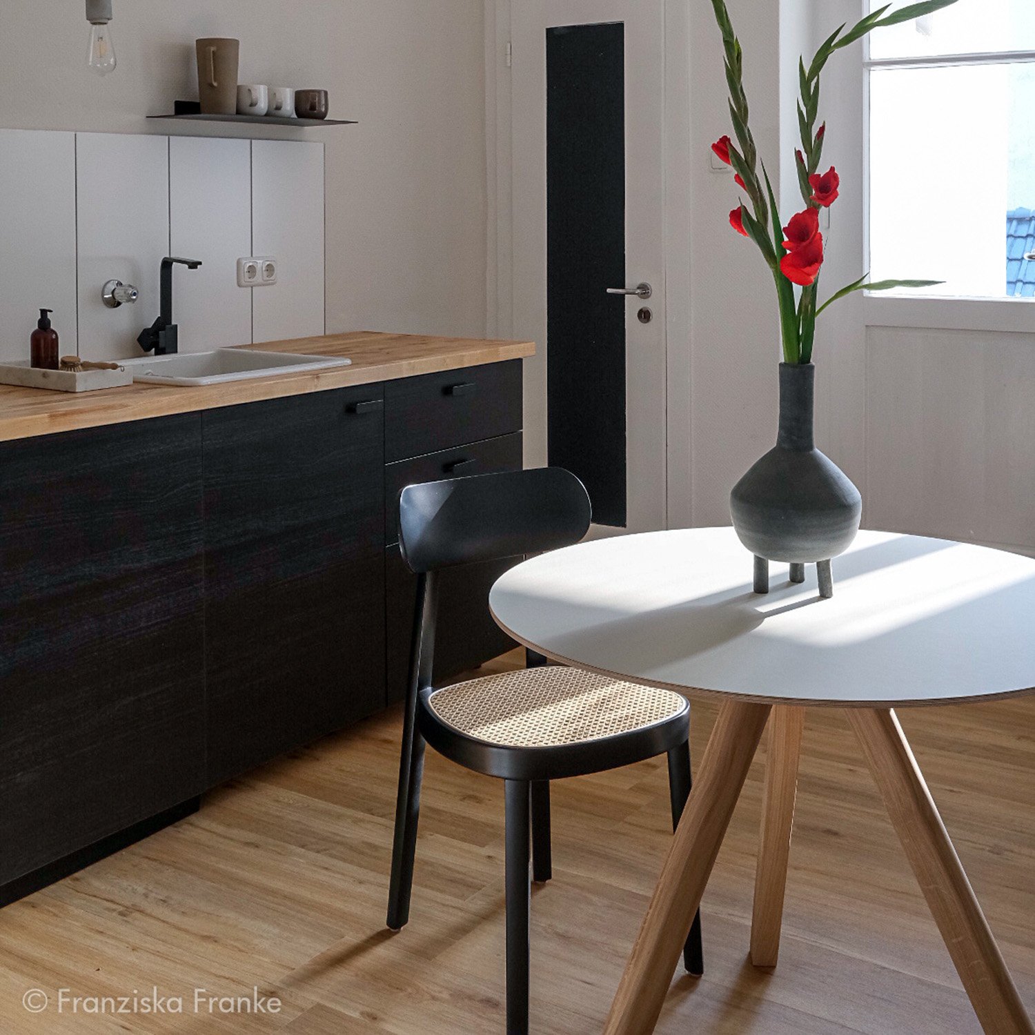 Copenhague Round Table CPH20, Ø 120 x H 74, Chêne laqué, Placage