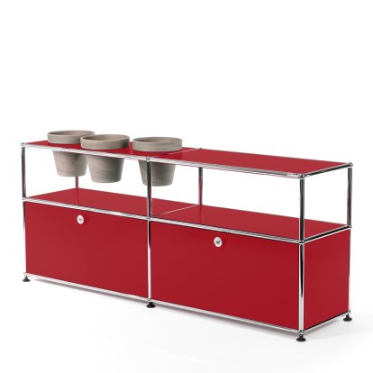Meuble Sideboard USM Haller pour plantes, Rouge rubis USM, Avec 2 portes abattantes, Avec 3 pots sur la gauche, Basalte