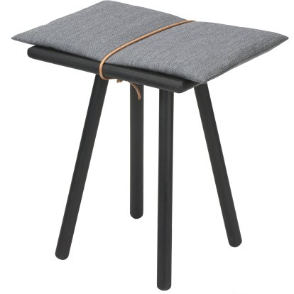 Tabouret Georg, Structure : chêne laqué noir ,  Coussin d'assise : gris clair avec bande en cuir marron