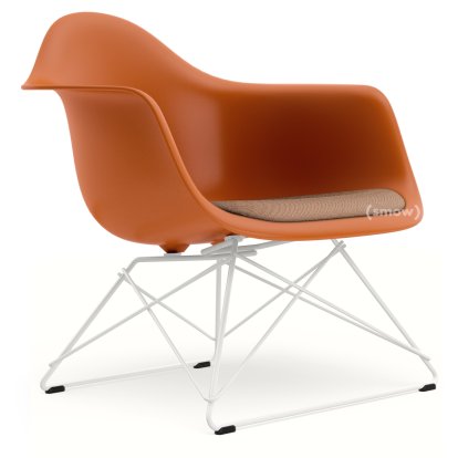 Eames Plastic Armchair RE LAR, Orange rouille, Coussin d'assise cognac / ivoire, Revêtement blanc