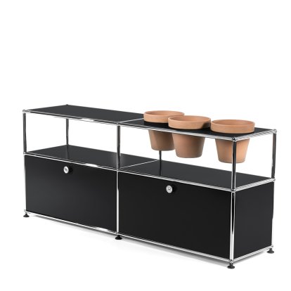 Meuble Sideboard USM Haller pour plantes, Noir graphite RAL 9011, Avec 2 portes abattantes, Avec 3 pots sur la droite, Terre cuite