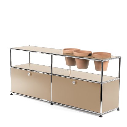Meuble Sideboard USM Haller pour plantes, Beige USM, Avec 2 portes abattantes, Avec 3 pots sur la droite, Terre cuite