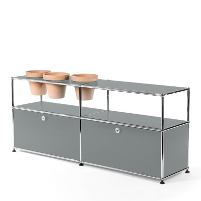 Meuble Sideboard USM Haller pour plantes, Gris moyen RAL 7005, Avec 2 portes abattantes, Avec 3 pots sur la gauche, Terre cuite