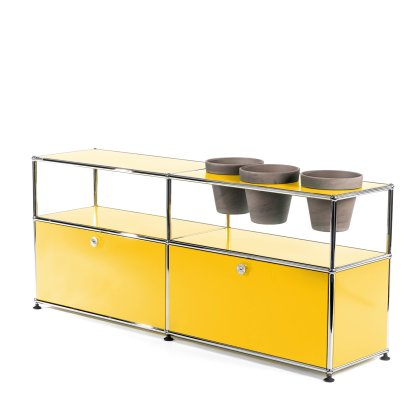 Meuble Sideboard USM Haller pour plantes, Jaune or RAL 1004, Avec 2 portes abattantes, Avec 3 pots sur la droite, Basalte