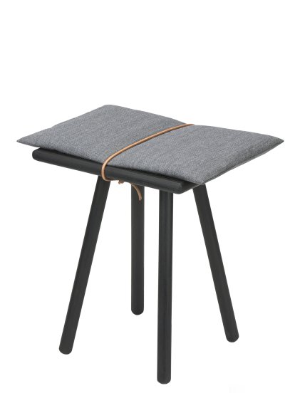 Tabouret Georg, Structure : chêne laqué noir ,  Coussin d'assise : gris clair avec bande en cuir marron