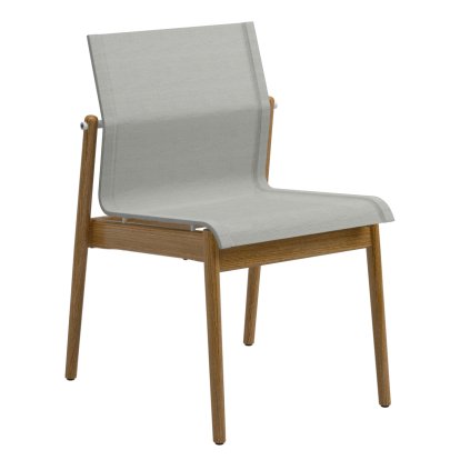 Chaise en teck Sway , Revêtement poudré blanc, Tissu Sling gris clair, Sans accotoirs