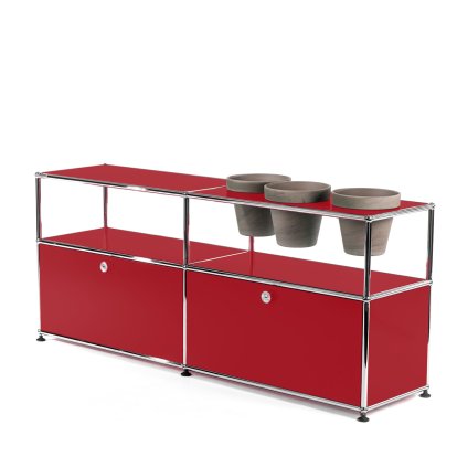 Meuble Sideboard USM Haller pour plantes, Rouge rubis USM, Avec 2 portes abattantes, Avec 3 pots sur la droite, Basalte