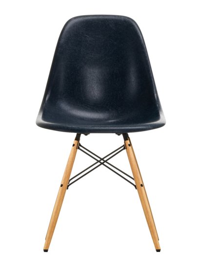 Eames Fiberglass Chair DSW, Eames navy blue, Frêne tons miel