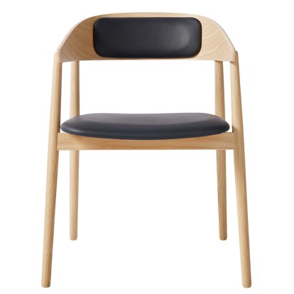 Chaise salle à manger AC2, Chêne blanc pigmenté, laqué mat, Avec coussin d'assise et du dossier, cuir noir